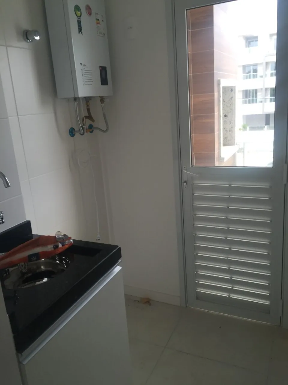 Balcony with a grill in a 2-bedroom apartment, 75 m² — photo 13