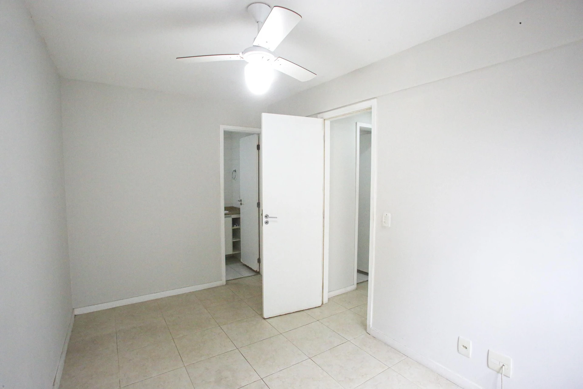 Balcony with a grill in a 2-bedroom apartment, 60 m² — photo 23