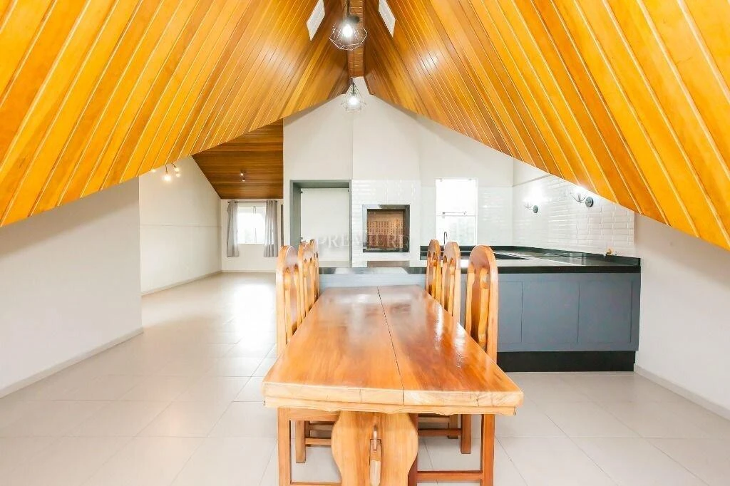 4-bedroom house with a walk-in closet in Curitiba — photo 28