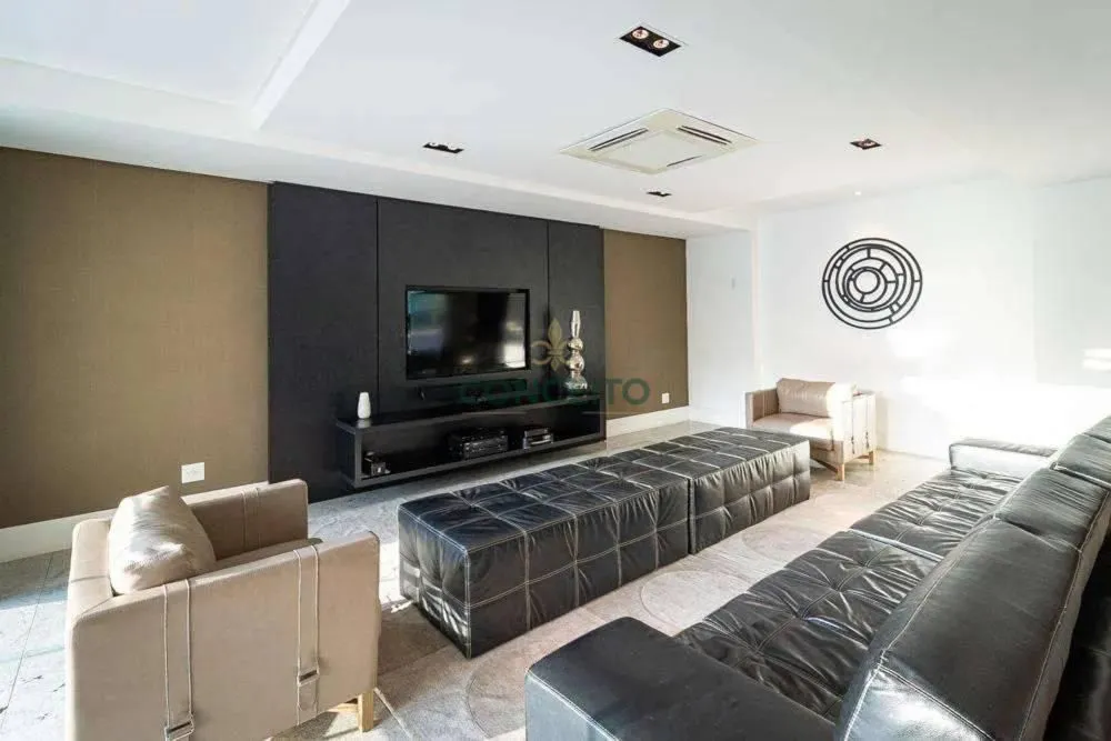 Glass-enclosed balcony in a 2-bedroom apartment, 74 m² — photo 19
