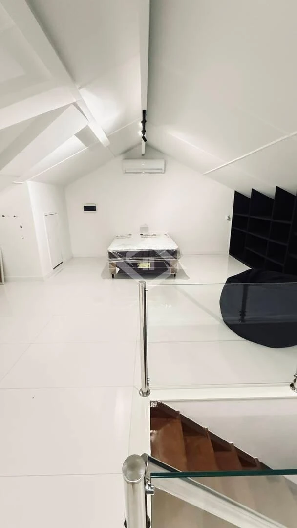 5 en-suite bedrooms in a modern open-plan house — photo 12