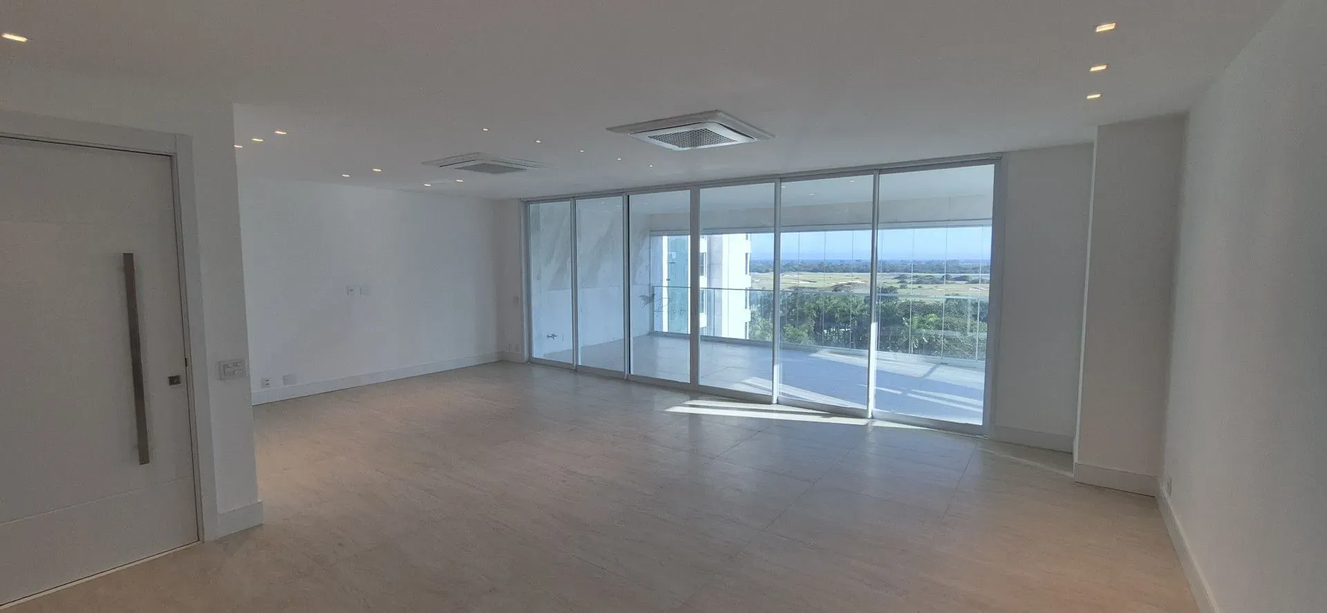 Unfurnished 4-bedroom apartment with closed kitchen — photo 21