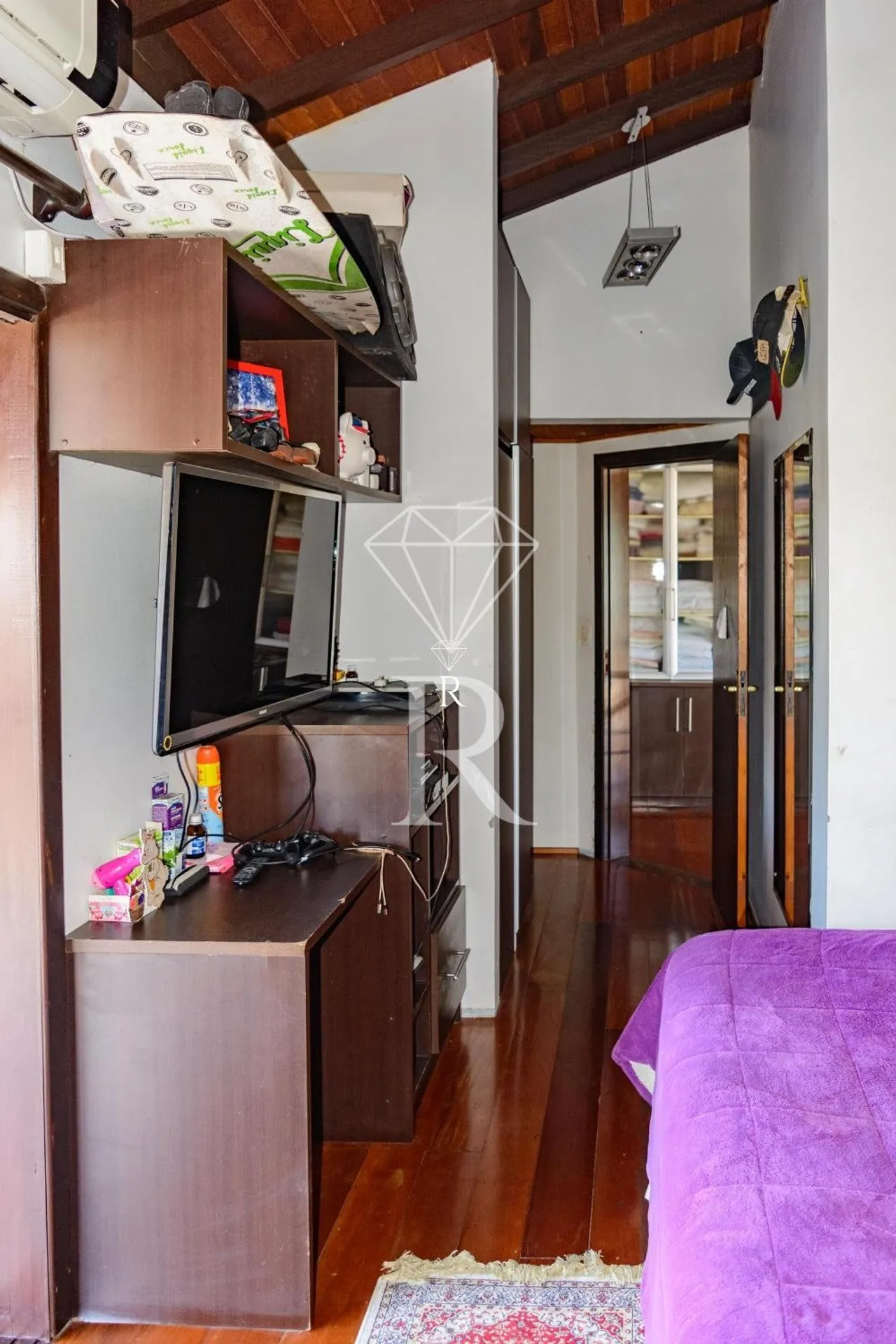 Furnished 5-bedroom house with 2 en-suites, 305 m²