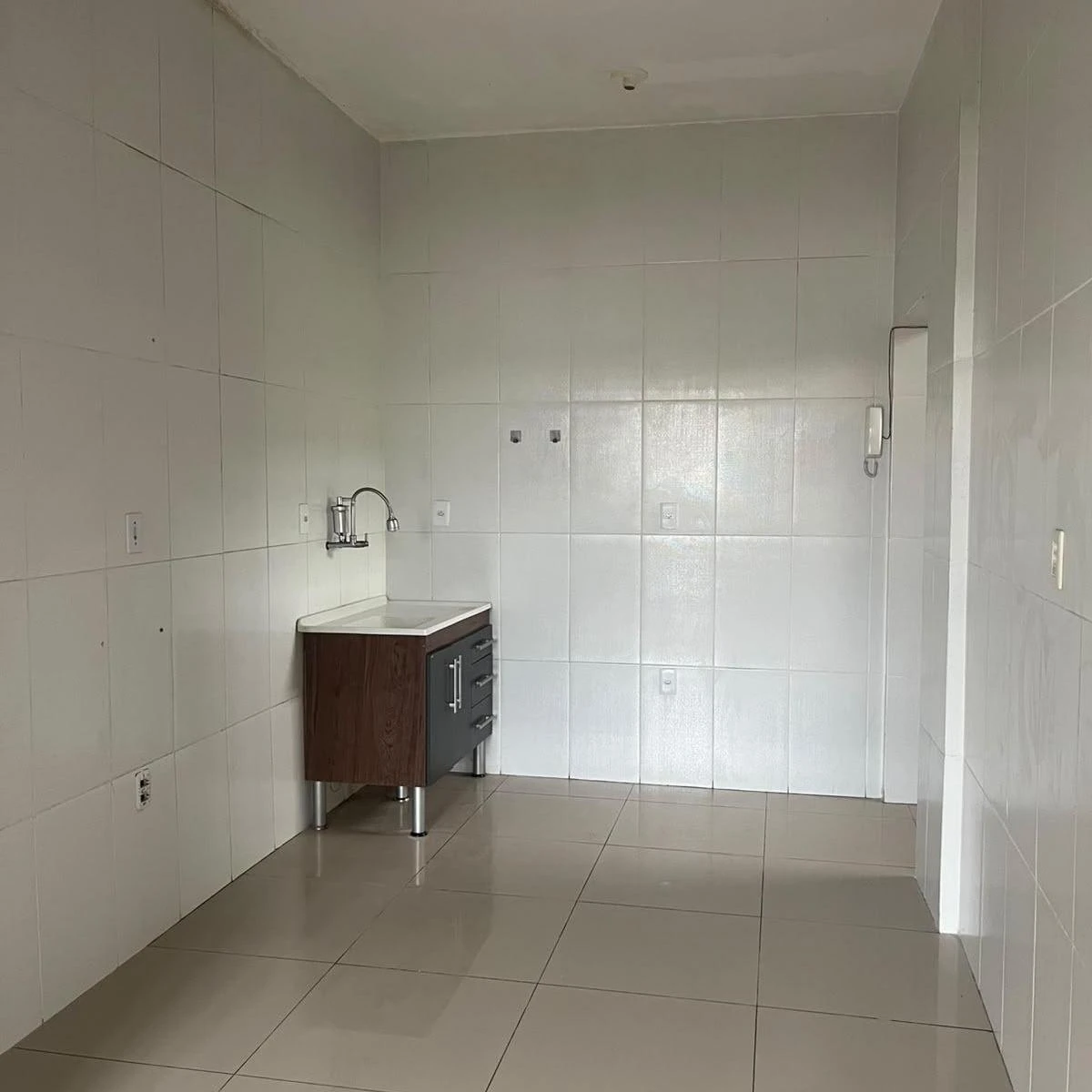 Unfurnished apartment with 2 bedrooms and 1 garage space