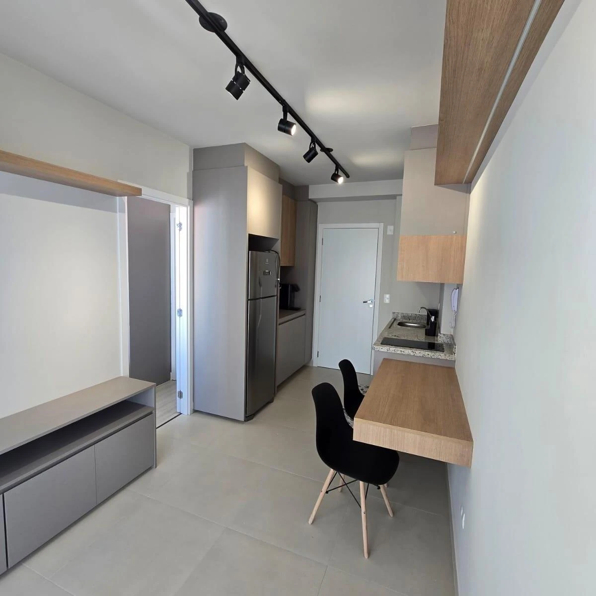 One-bedroom apartment in a building with a gym — photo 6