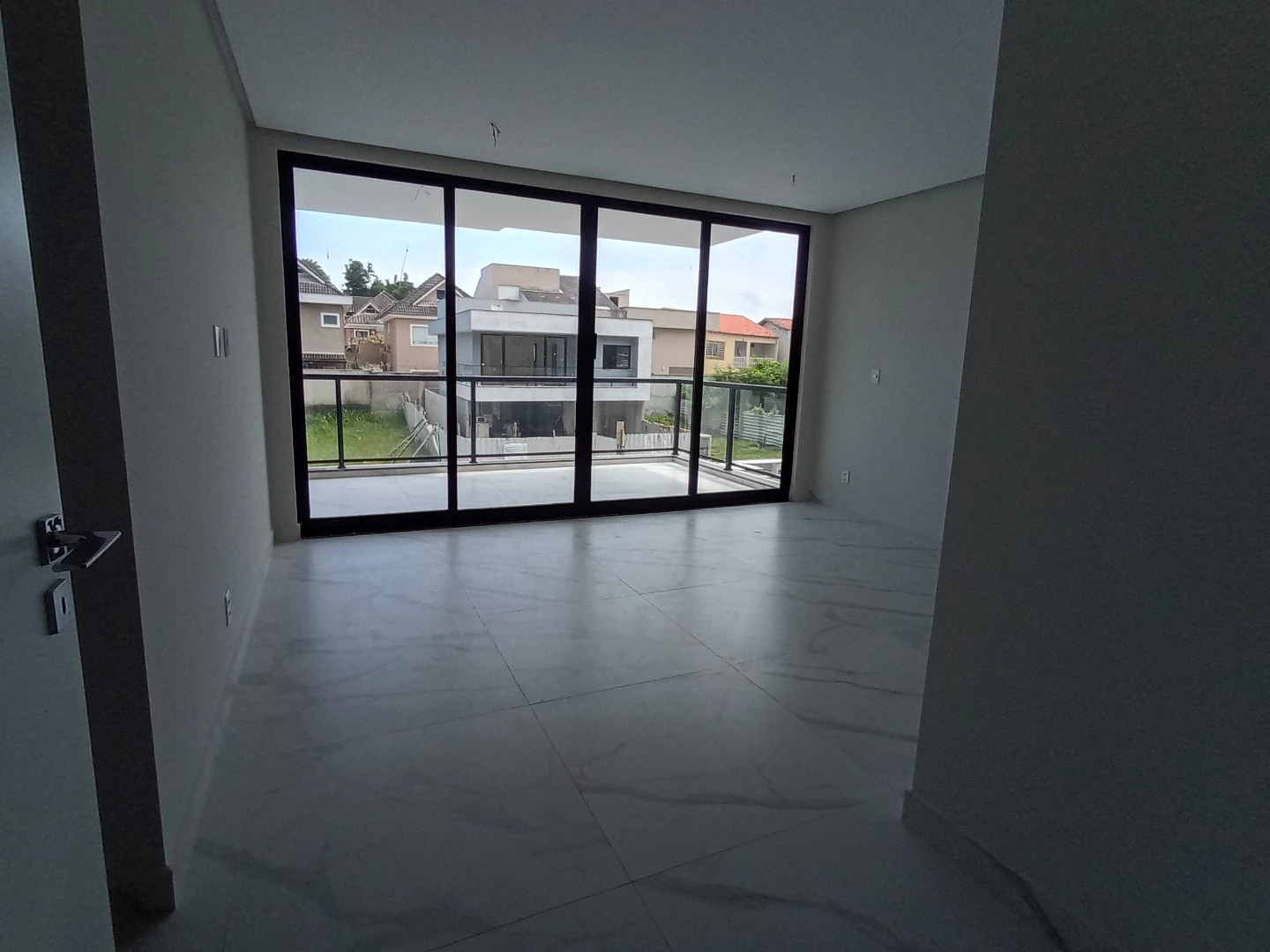 Condo house with open-plan kitchen and 3 en-suites — photo 7