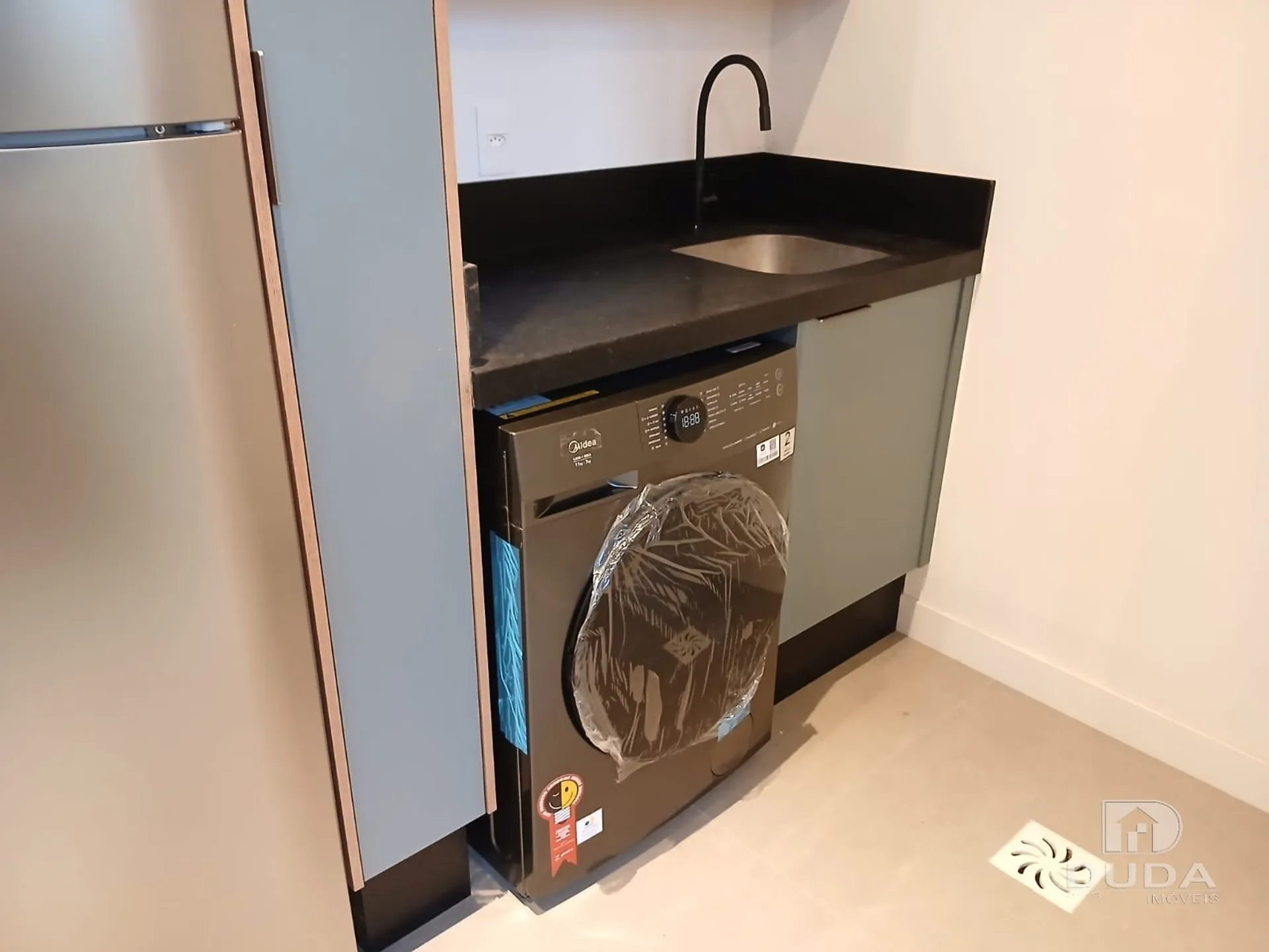 Furnished 1-bedroom apartment with balcony grill — photo 25