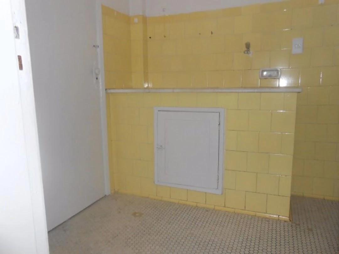 2-bedroom apartment with wood or laminate floors — photo 29