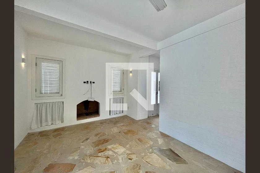Balcony with a grill in a 3-bedroom house, 220 m² — photo 17
