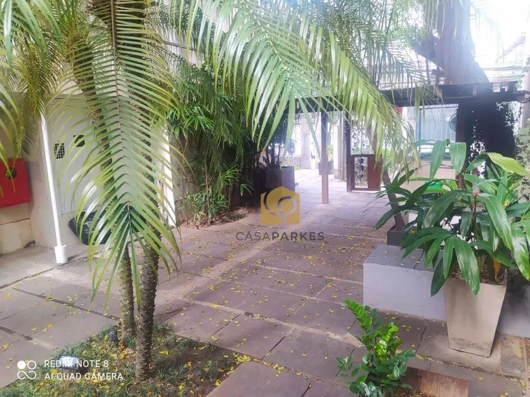 Casa com 2 dormitórios e piso de madeira na sala — photo 43