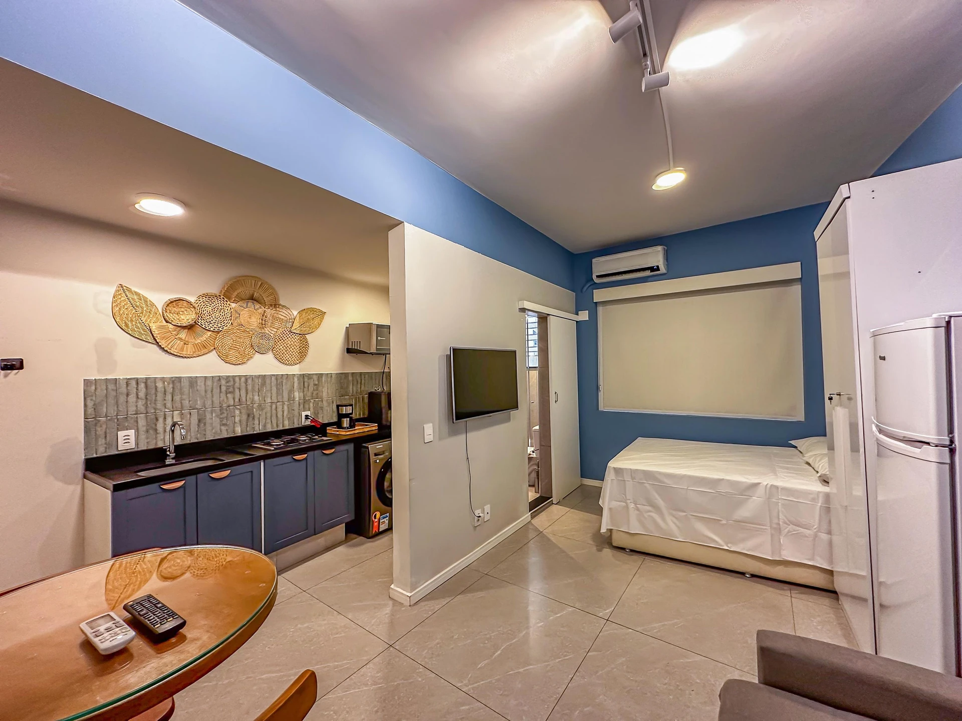 Furnished studio with glass shower and 1 bedroom — photo 20