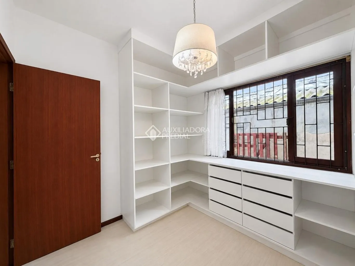 Casa de 3 dormitorios con cocina cerrada y cocina a gas — photo 18