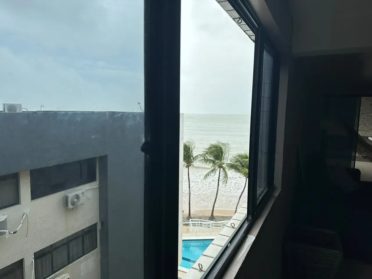 Glass-enclosed balcony in a 3-bedroom apartment, 200 m² — photo 9