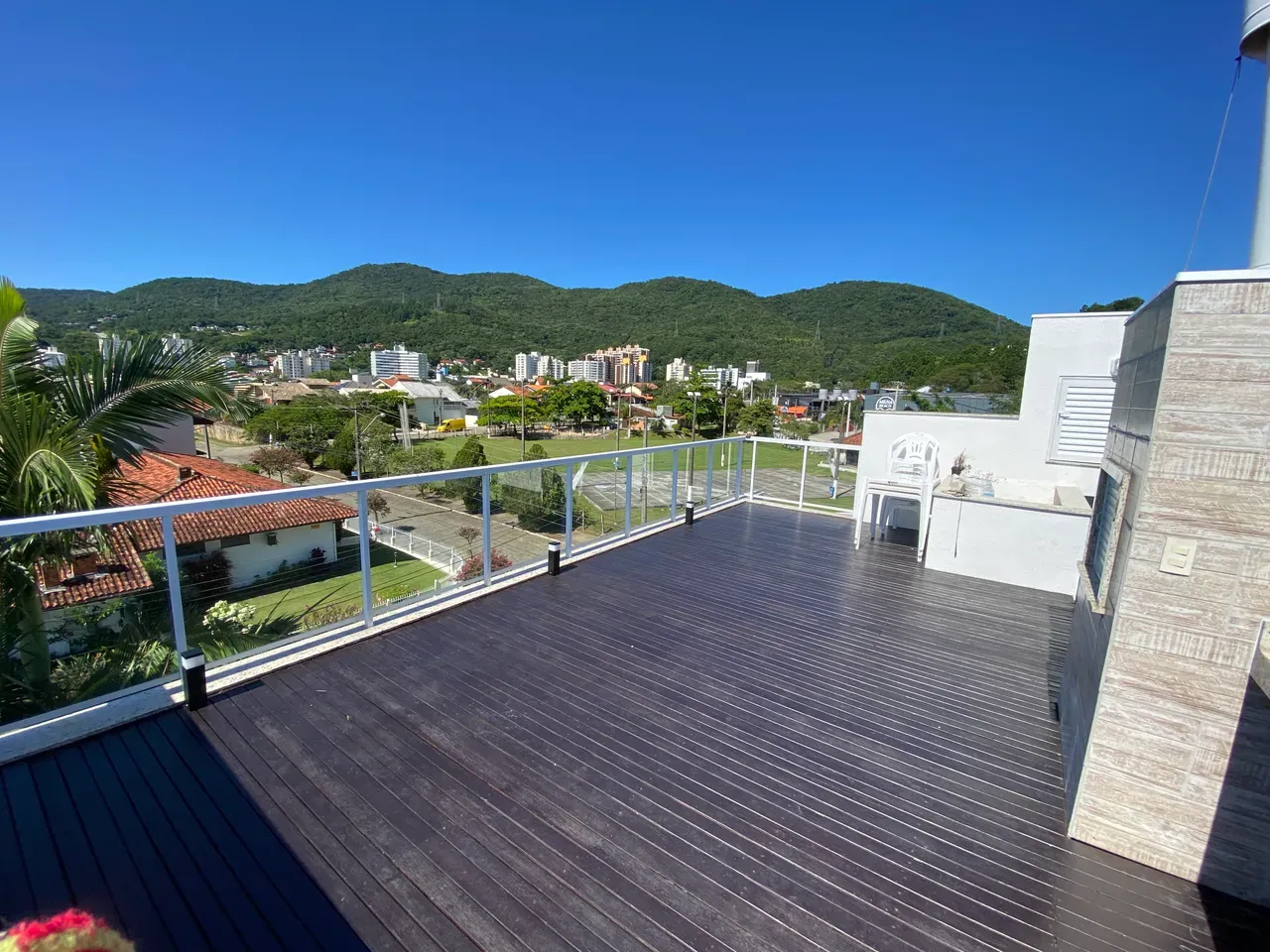 Floor-to-ceiling windows in a 3-bedroom house, 230 m²