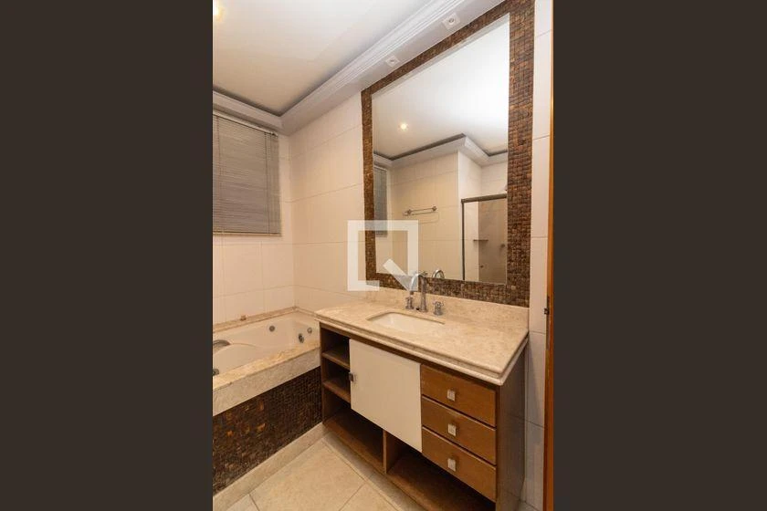 Квартира 244 м² с 4 спальнями и отдельной кухней — photo 47