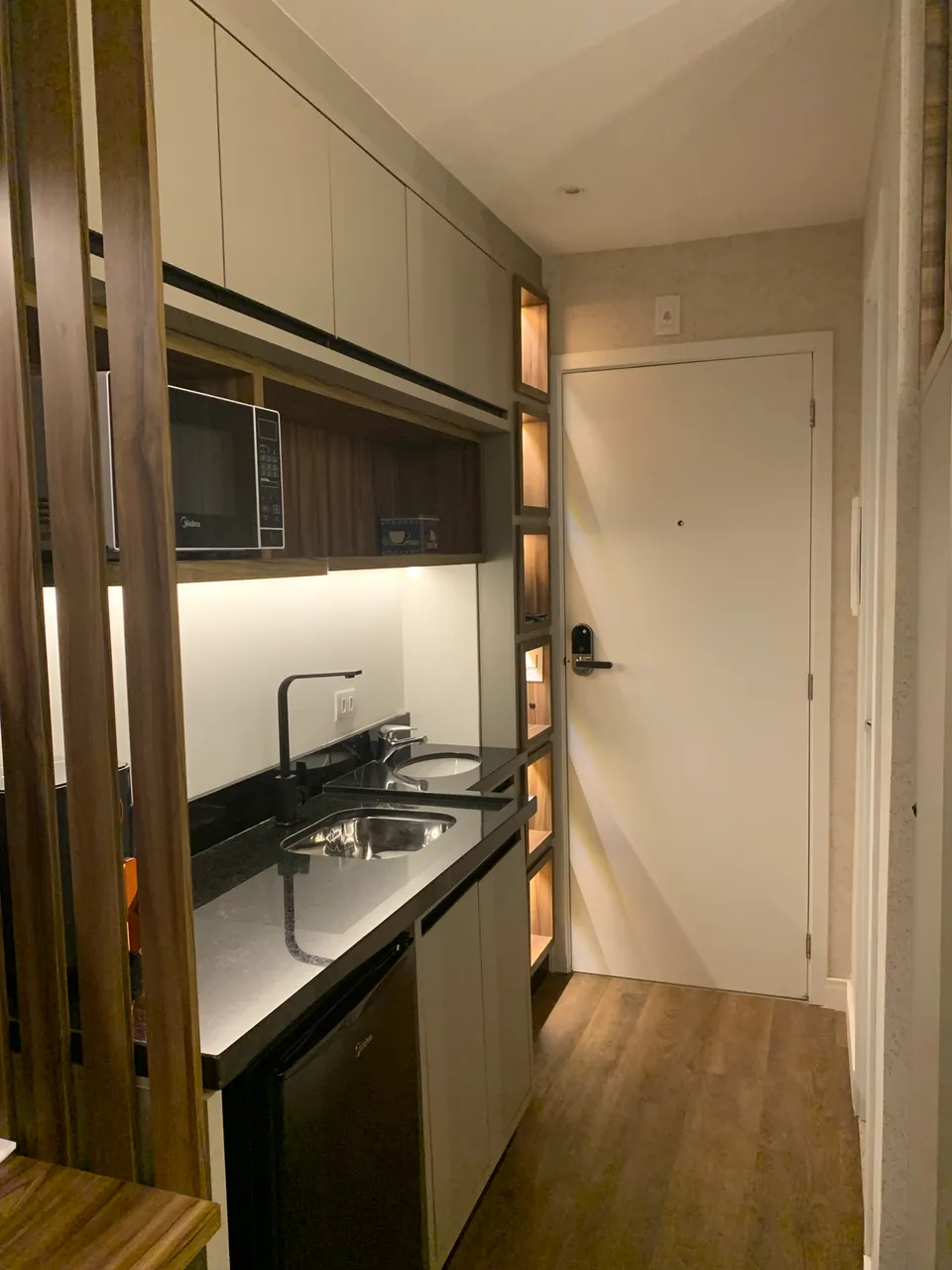 Unfurnished 1-bedroom apartment with a glass shower — photo 15