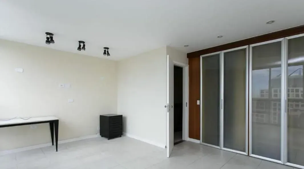 Apartment with 3 bedrooms and city plus water views — photo 11