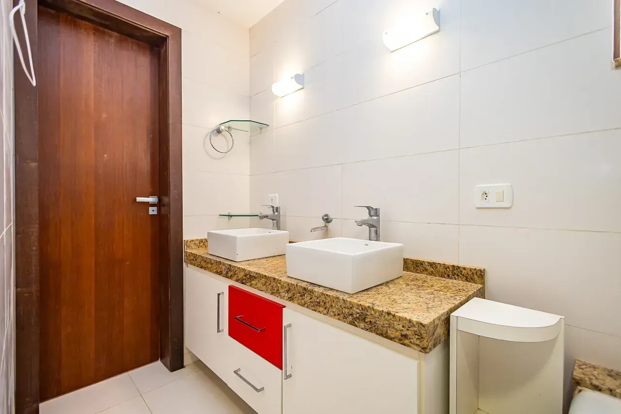Furnished house with 5 bedrooms and 470 m² — photo 22