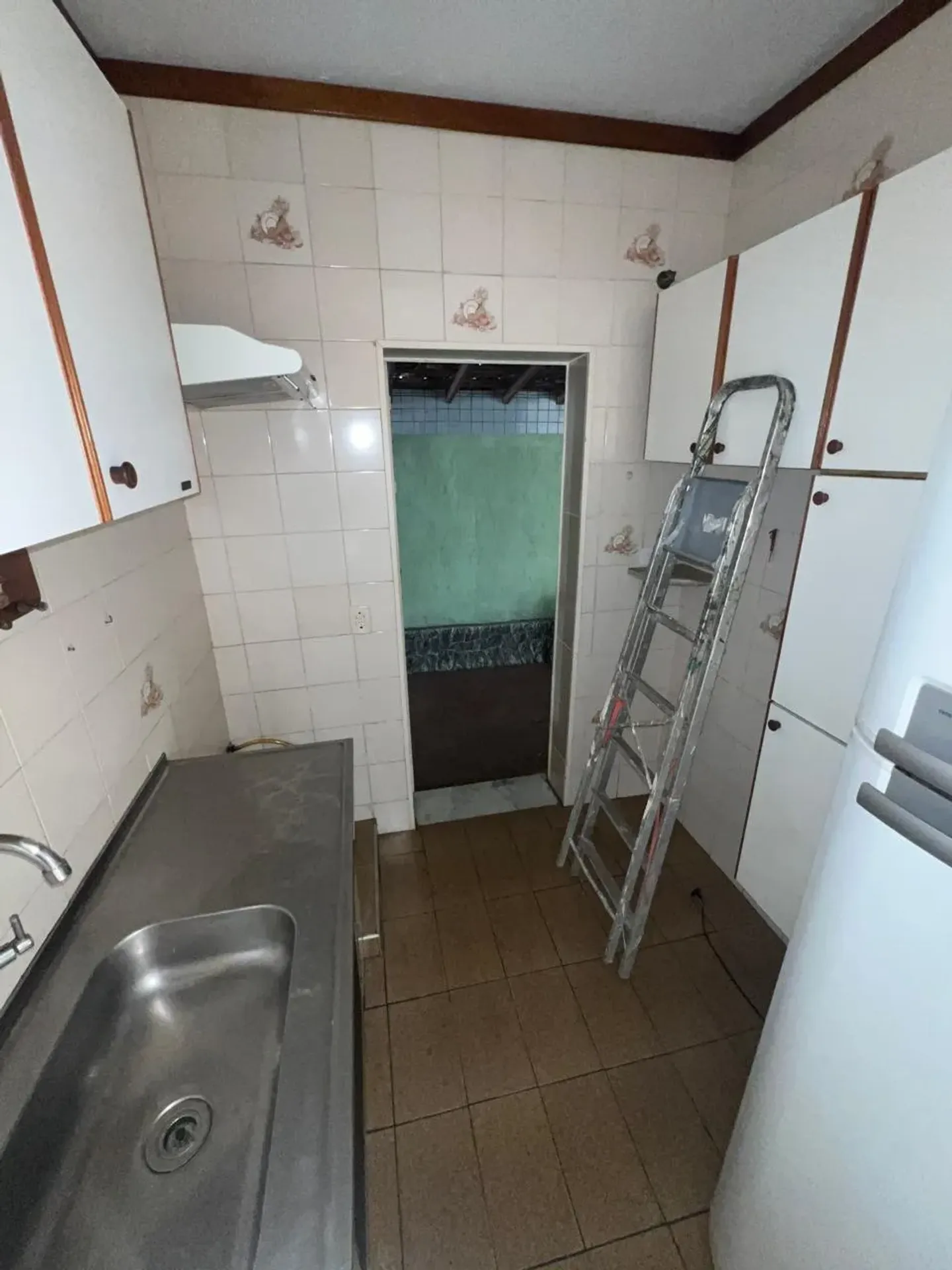 Casa com 4 quartos e cozinha fechada com armários — photo 27