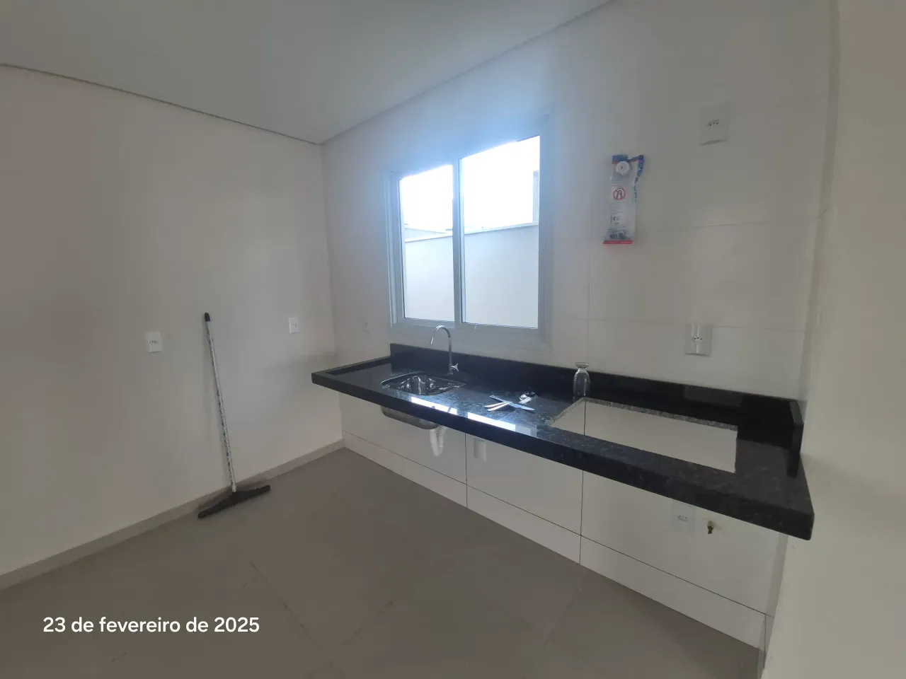Casa de 2 quartos e 2 suítes com cozinha americana
