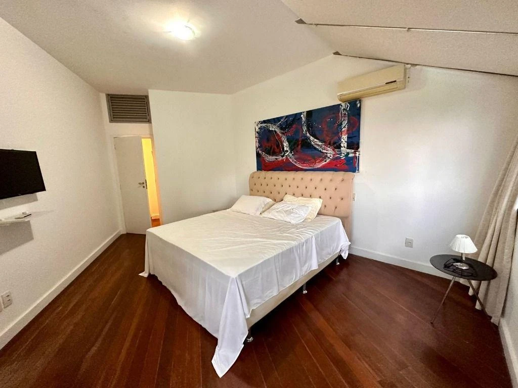 House with 5 bedrooms and 5 bathrooms — photo 19