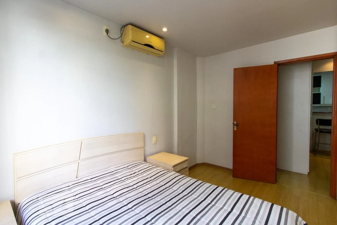 Furnished 1-bedroom apartment with a laundry area — photo 17