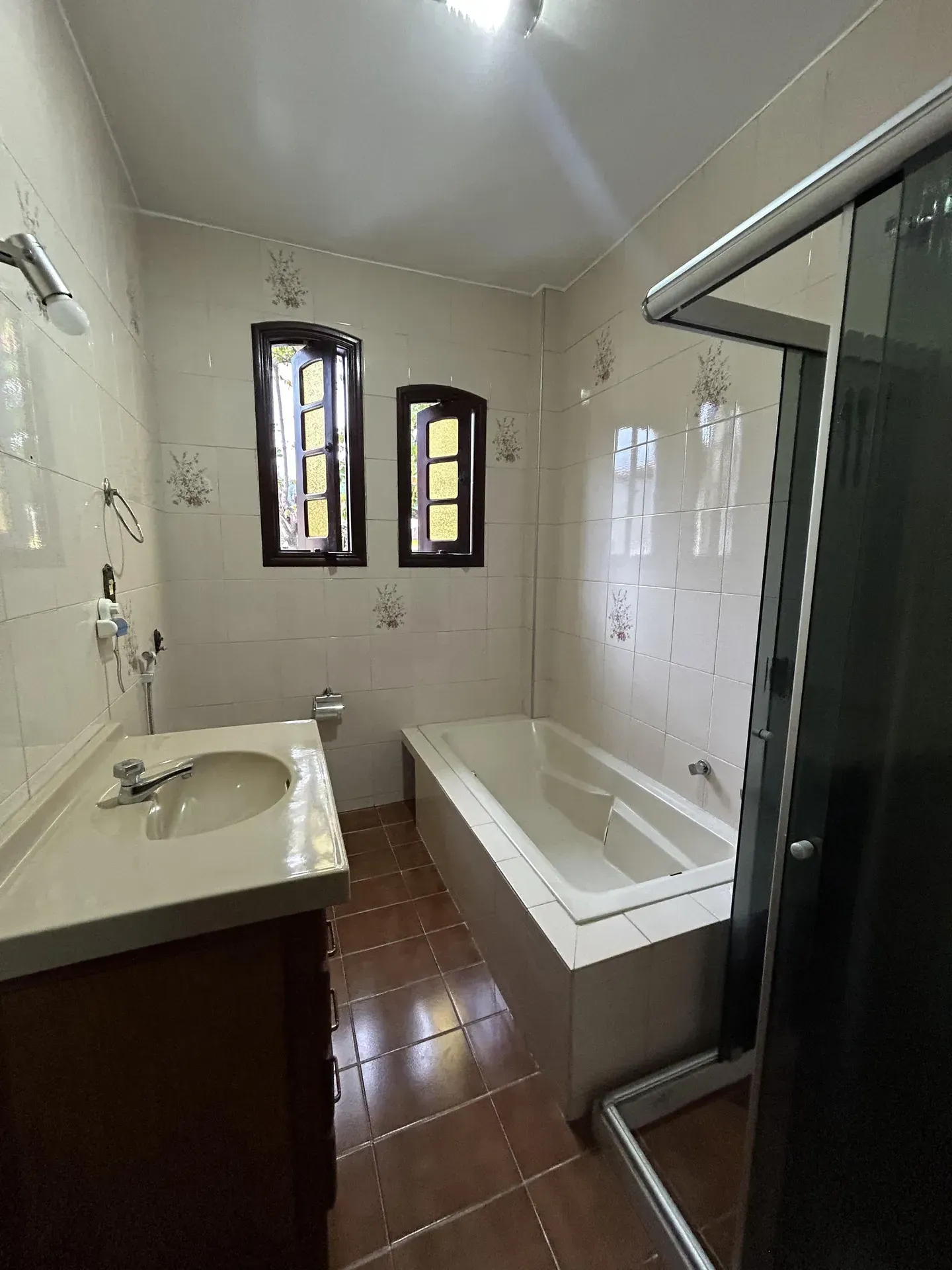 Casa com 4 quartos e 4 banheiros com box de vidro — photo 8