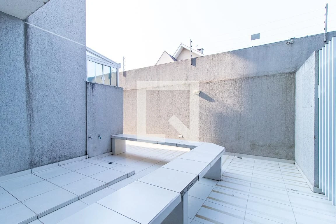 Balcony with a grill in a 2-bedroom apartment, 48 m² — photo 9