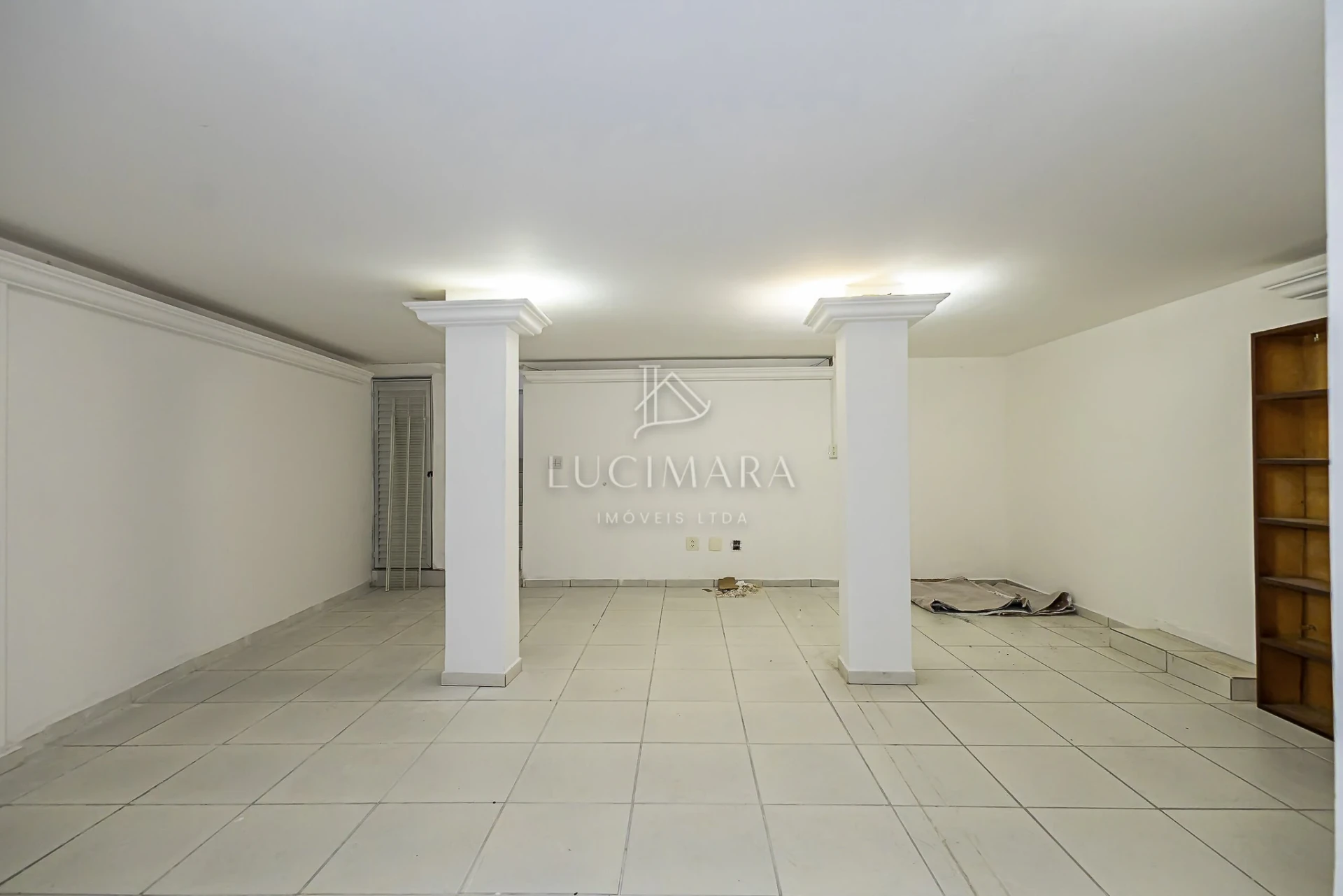 Wood or laminate floors in a 2-bedroom house, 170 m² — photo 30