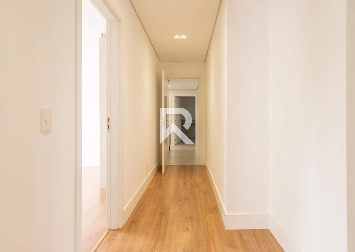 255 m² apartment with a bathtub and a walk-in closet — photo 29