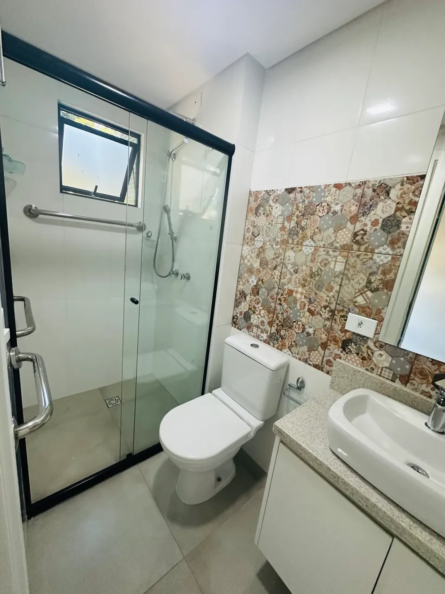 1-bedroom apartment with suite bathroom and balcony — photo 10