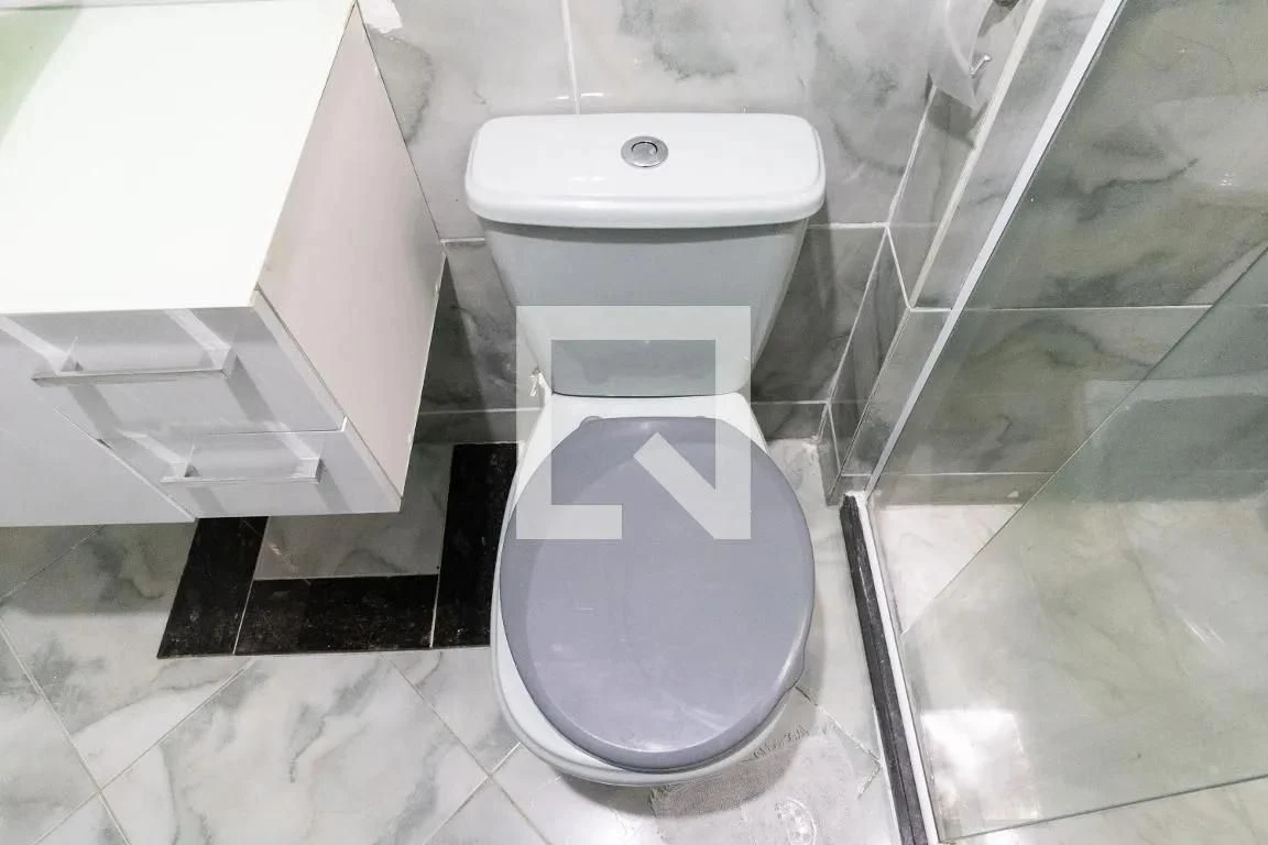 Apartamento sem mobília com 2 quartos e 1 banheiro