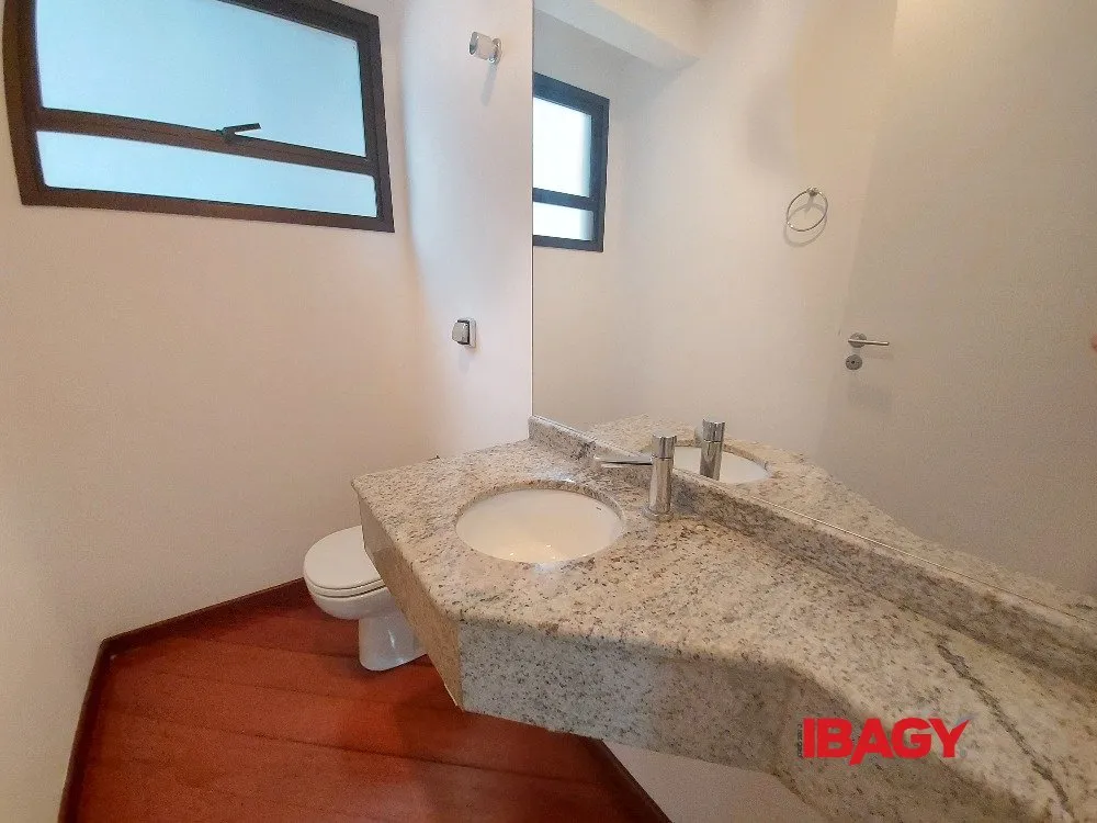 4-bedroom apartment with 2 en-suite baths and enclosed kitchen — photo 9