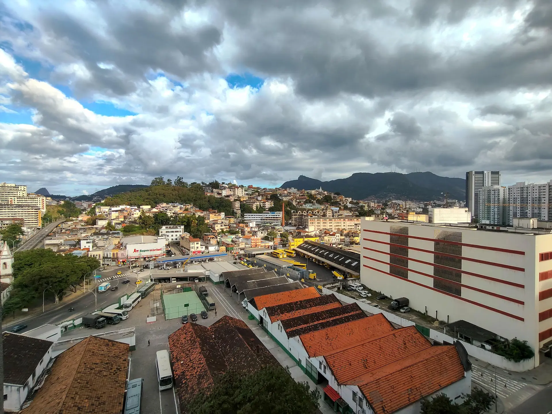 Apartamento com 2 quartos e varanda de vidro fechada — photo 13