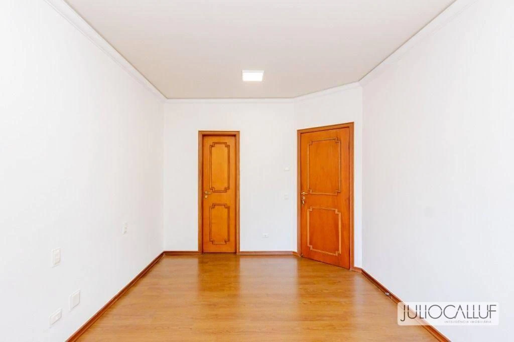 Застеклённый балкон и 3 спальни: квартира 151 м² — photo 33