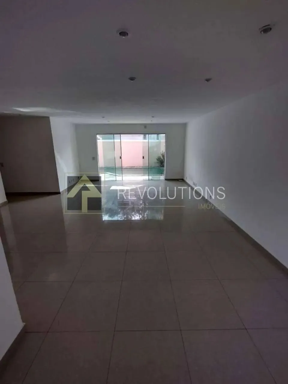 4-bedroom house with 5 bathrooms and 4 parking spaces — photo 2