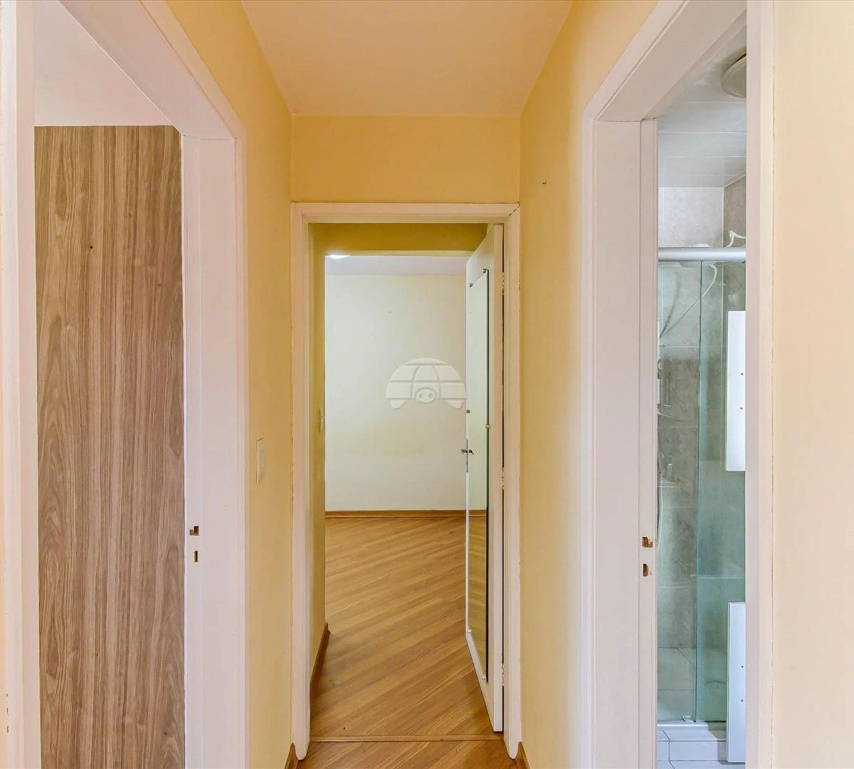 2-bedroom apartment with wood or laminate floors in Curitiba — photo 3