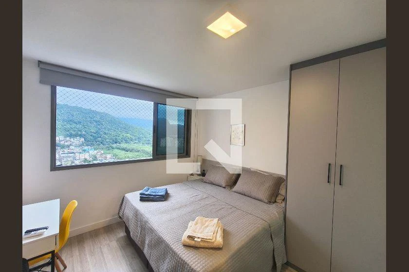Furnished studio in a building with a gym