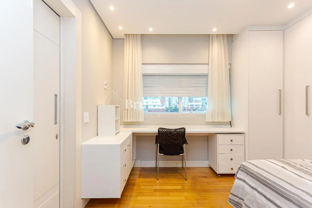 Furnished apartment of 379 m² with 3 en-suite suites — photo 50