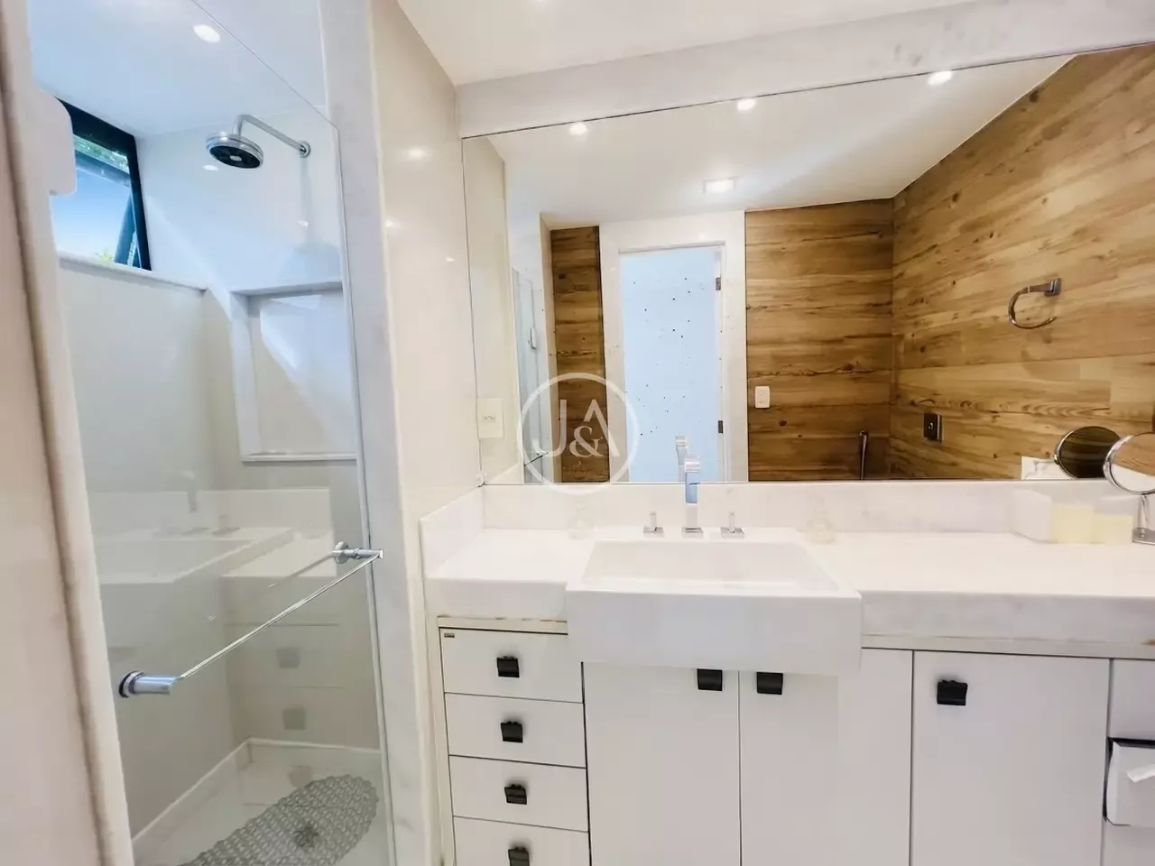 For rent 3-bedroom apartment with 251 m² and a balcony — photo 5