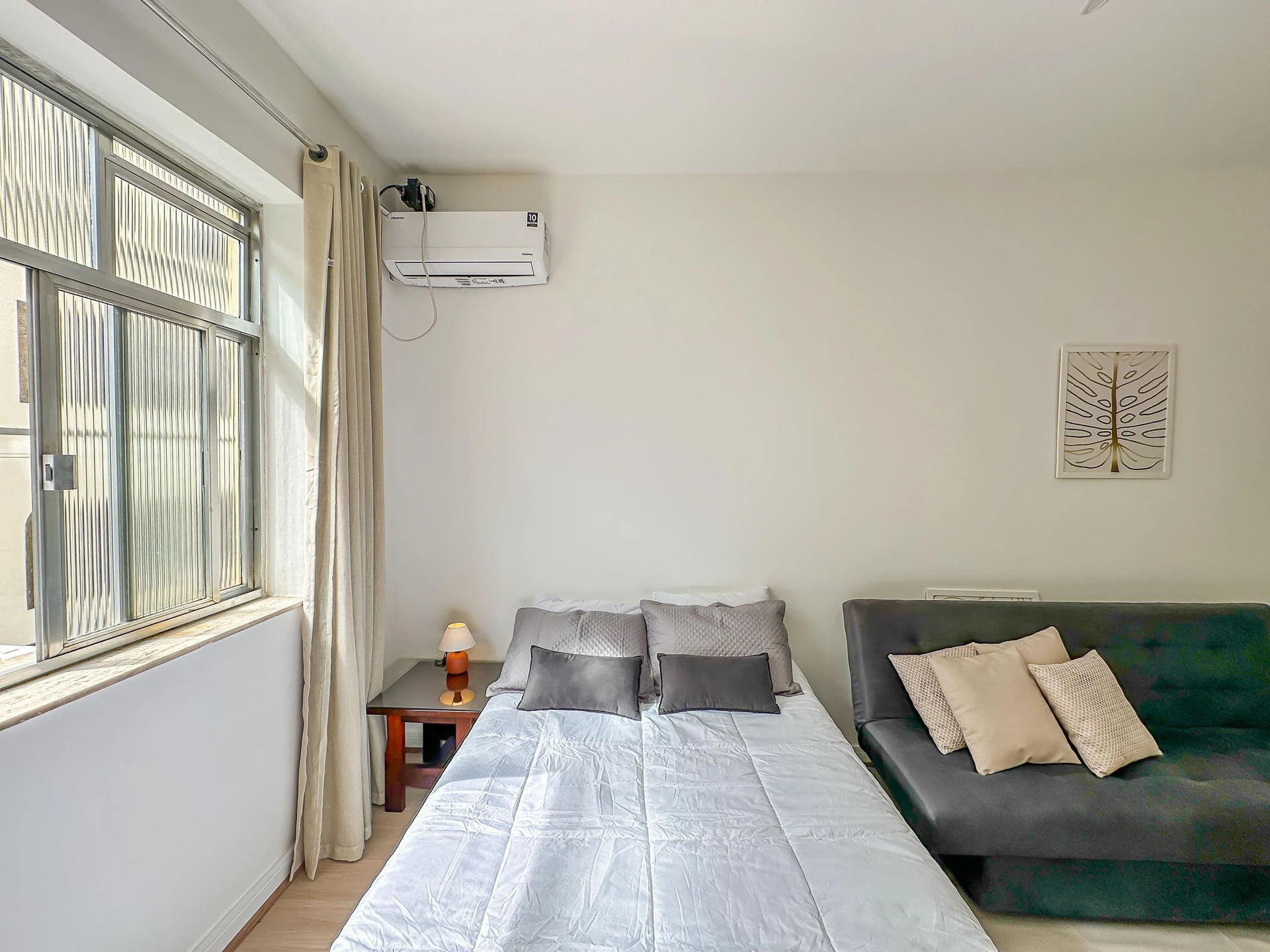 Furnished studio, 30 m², with wood or laminate floors — photo 18