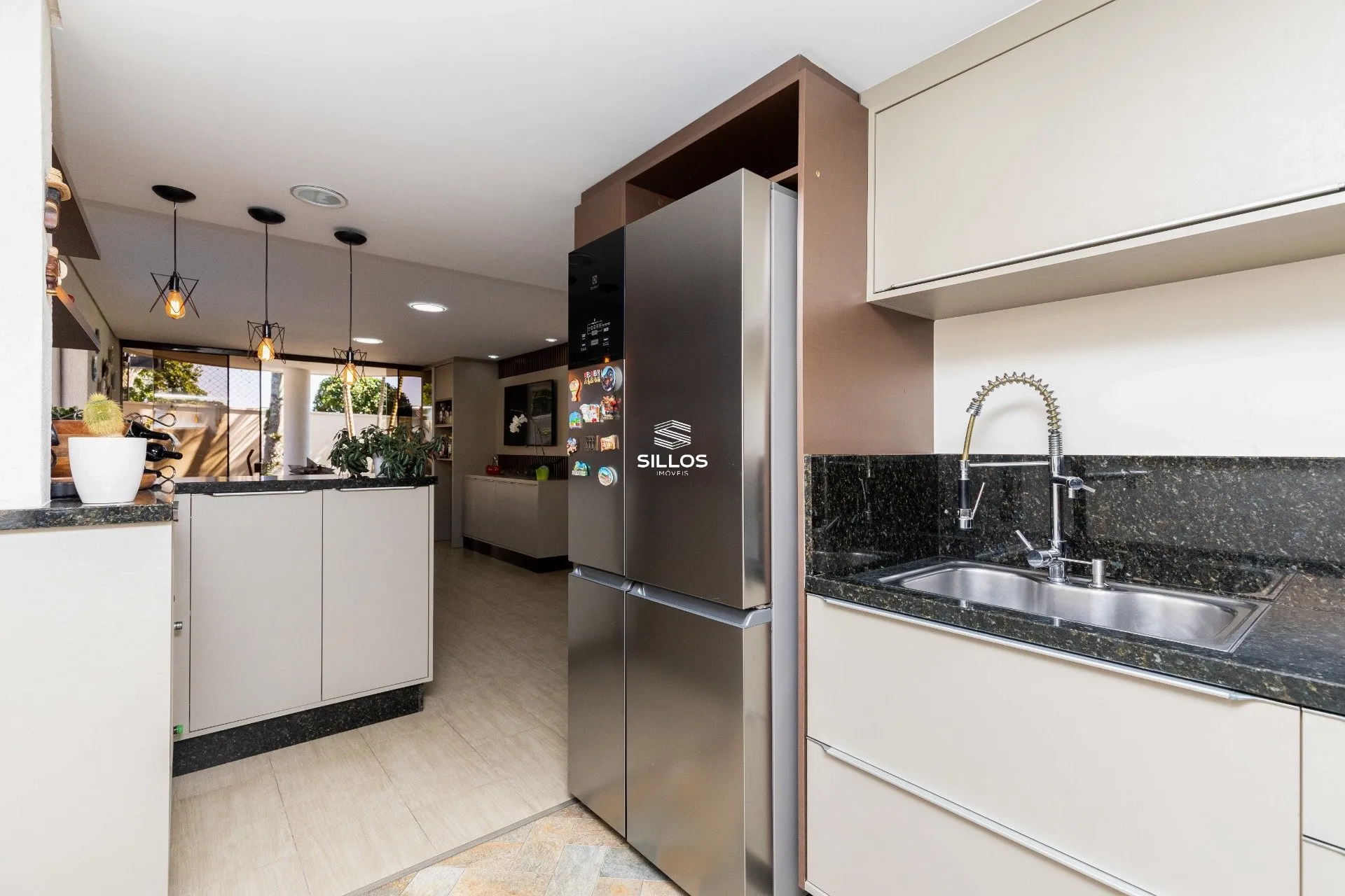 House with 4 bedrooms, 8 parking spaces in a condo — photo 18