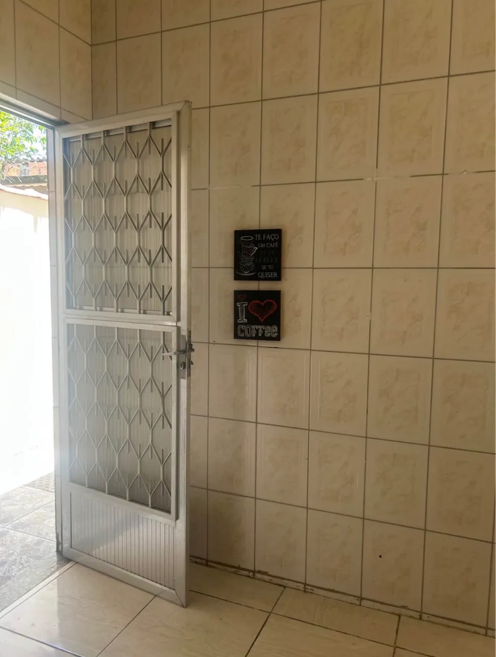 Casa com 2 quartos e 1 banheiro, cozinha com armários — photo 2