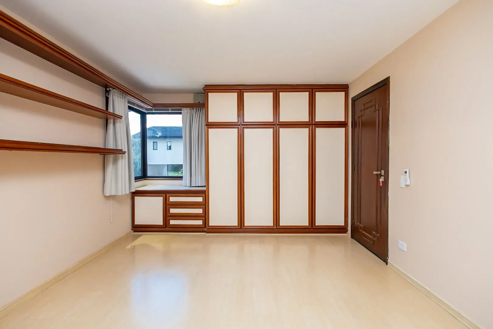 Rental house with 4 bedrooms and 5 bathrooms across 550 m² — photo 50