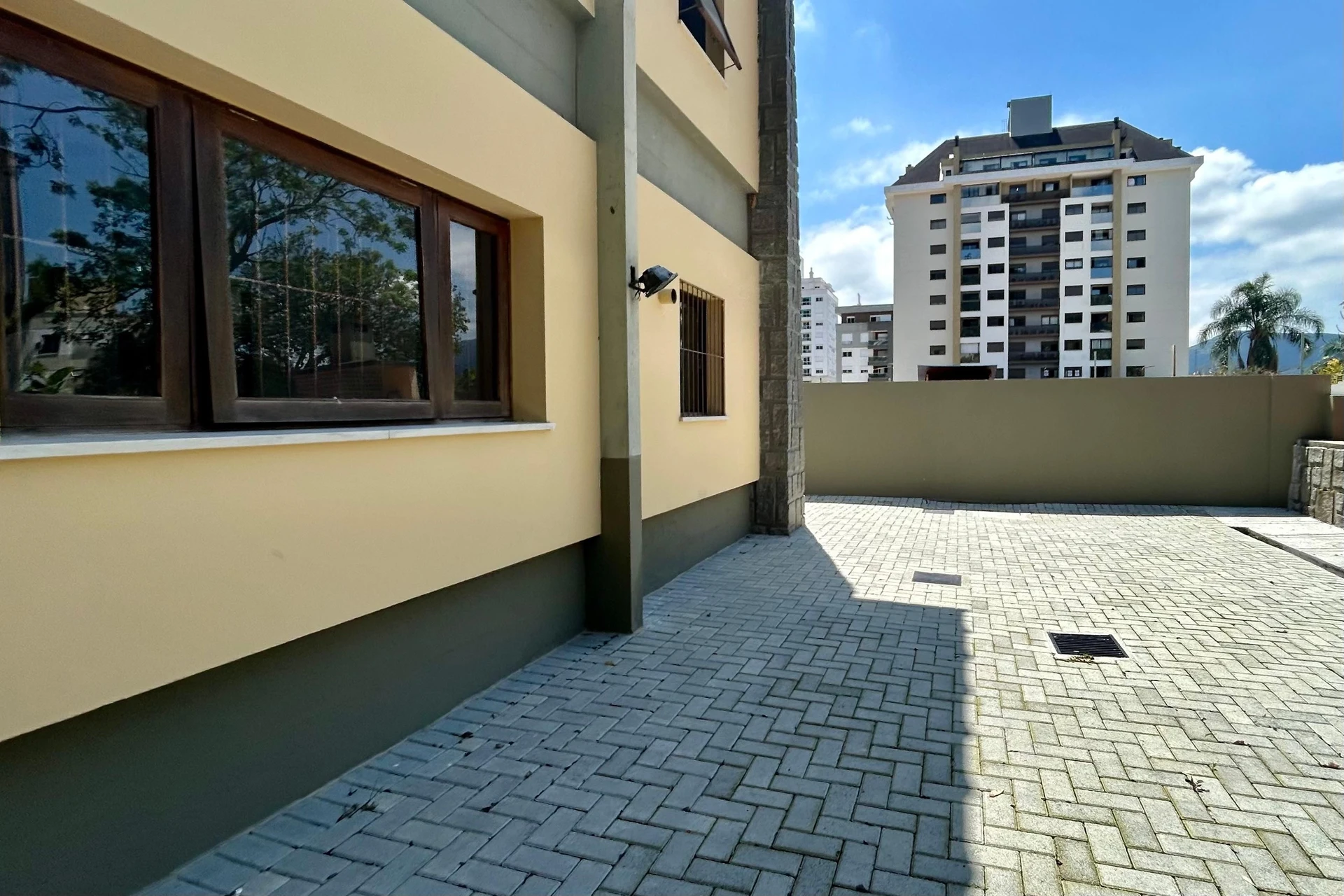 300 m² house with a jacuzzi and a bathtub — photo 11