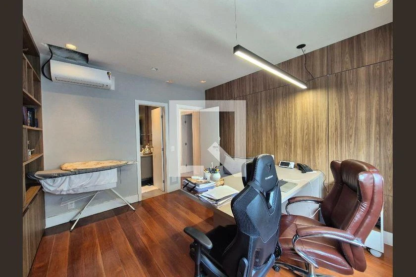 Home office in a 4-bedroom house, 373 m² — photo 35