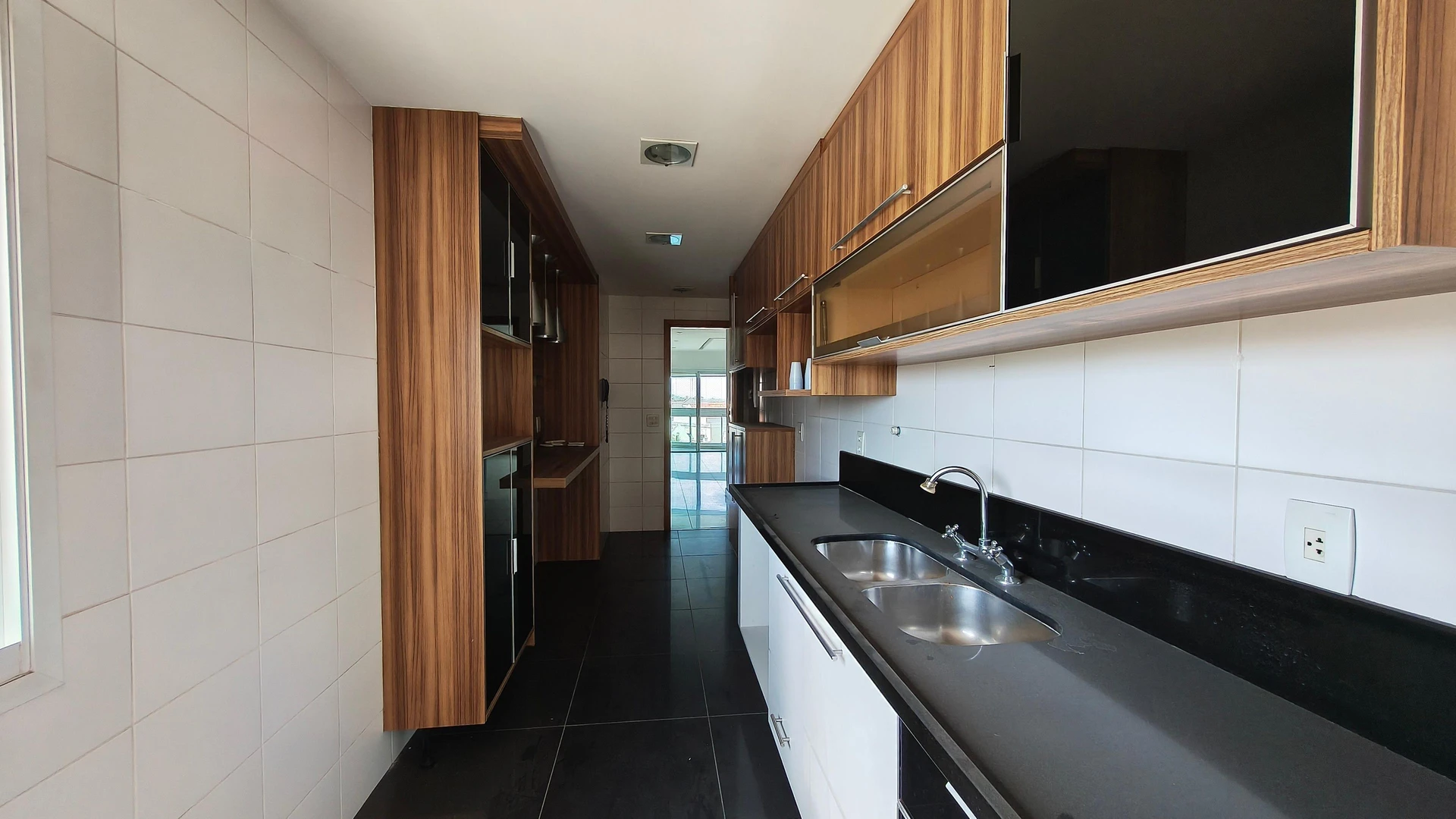 Apartamento com 3 suítes e fogão a gás na cozinha — photo 24