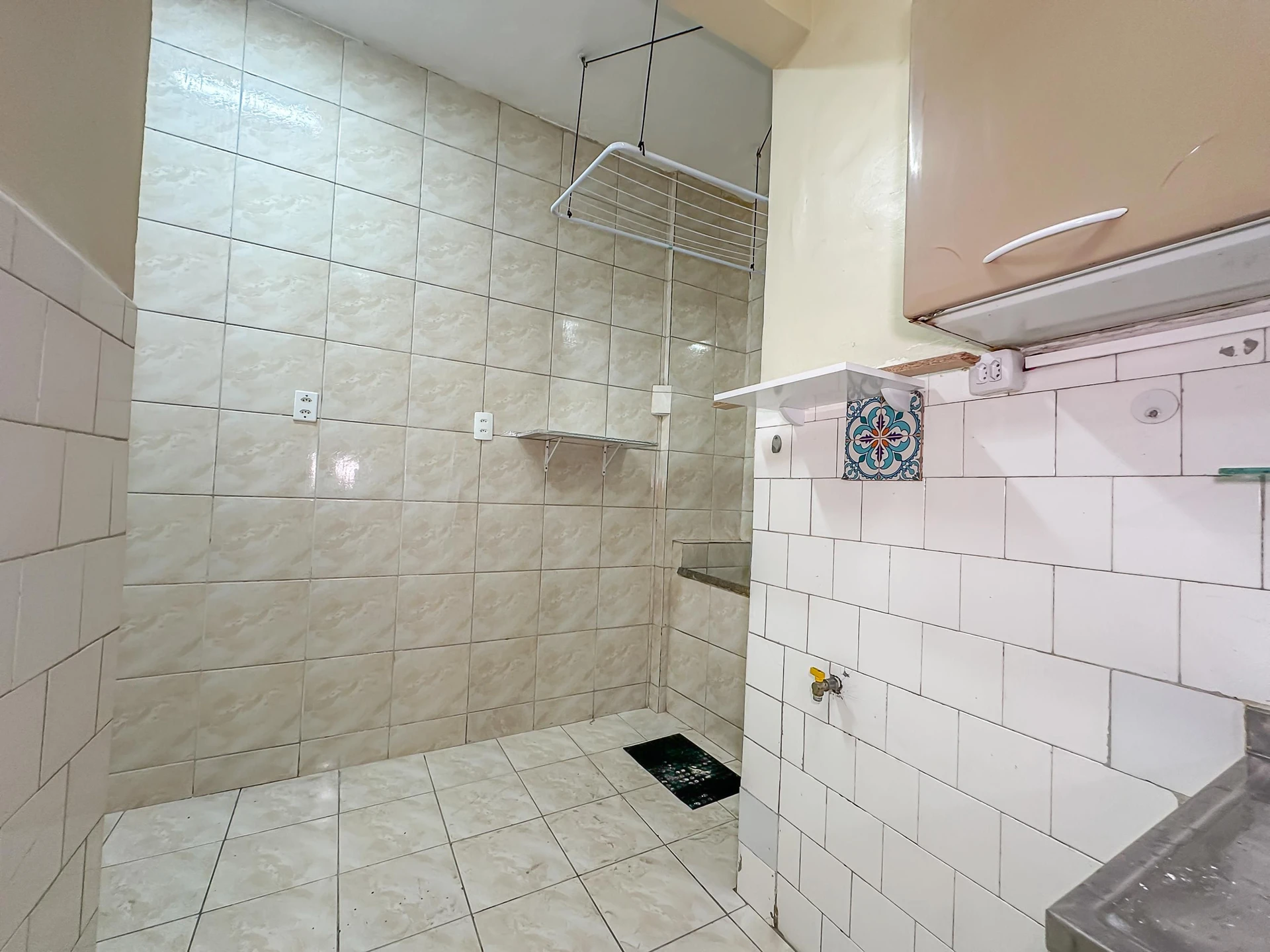 Wood or laminate floors in a one-bedroom apartment, 62 m² — photo 2