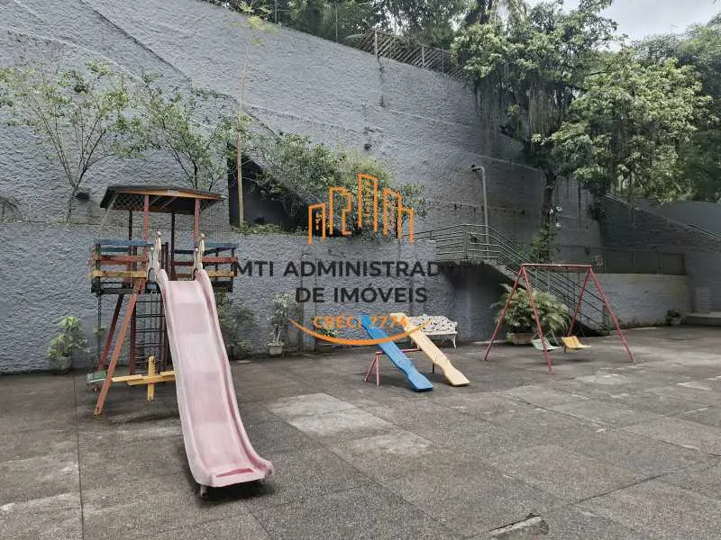 2-bedroom apartment in a building with a pool — photo 9