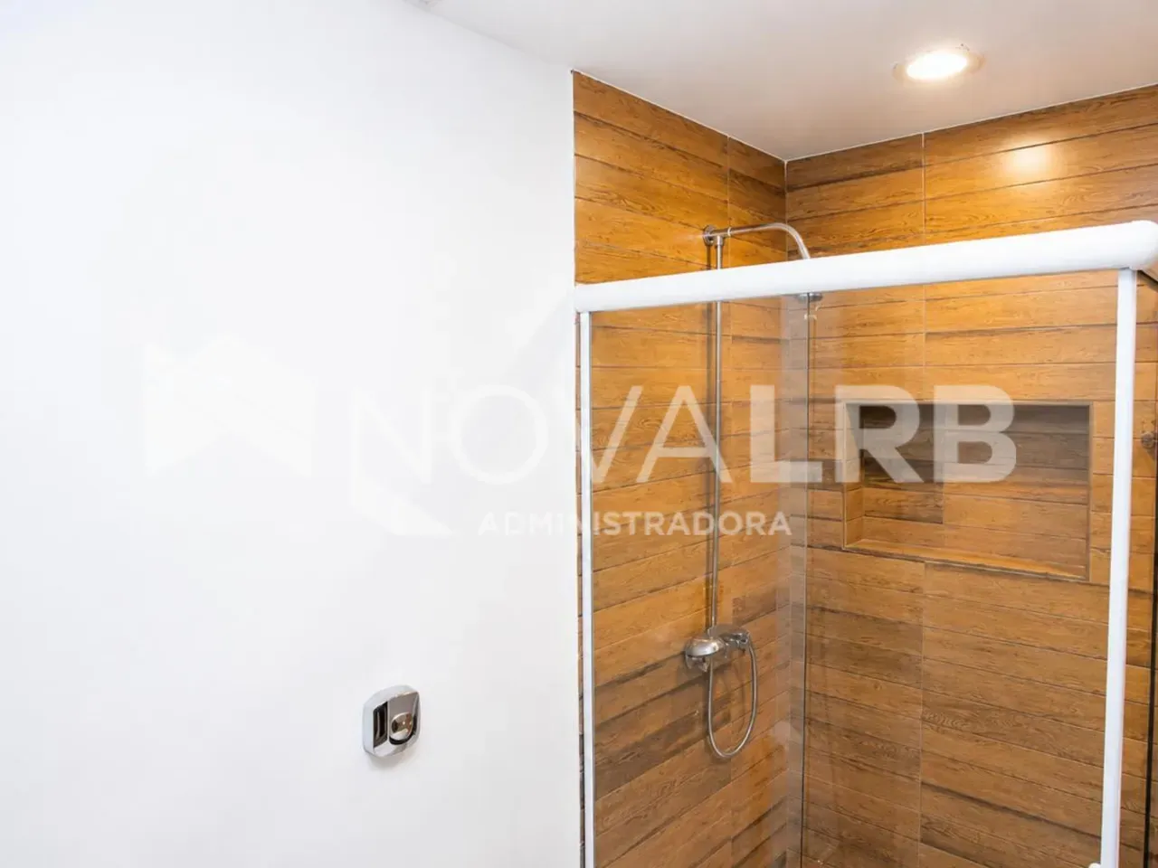 4-bedroom apartment with enclosed glass balcony — photo 55
